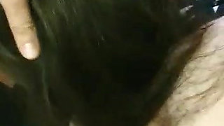 Mira como la mamo y le paso mi pelo por la polla