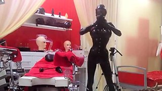 Kylies Latex-Webcamshow BDSM-Spa im Studio