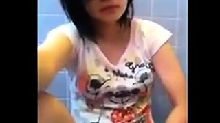 Amateur Asian Girl in Glasses Masturbating