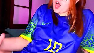 Ruiva exibindo a bunda grande enquanto pratica JOI em