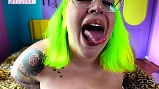 Sexynympho webcam model uses toy on clit to masturbate