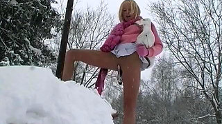 Lesley pleases her pussy