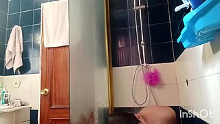 Verified Amateurs And Brandi Love - Limpiando Mi Bano