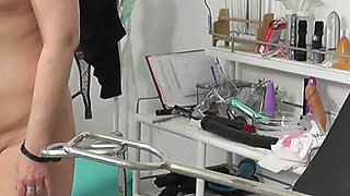 Mature gyno fetish - perverted gynecologist records his mature female patient on camera