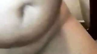 Morena peituda cavalga com desejo em cena amadora