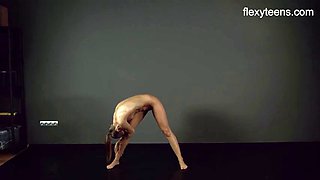 FlexyTeens - Zina shows flexible nude bod
