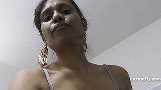 Horny Indian Aunty Peeing in HD