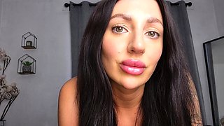 Brunette solo masturbation on webcam