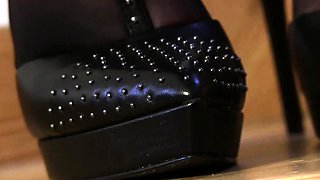 Amateur Foot Fetish Girlfriend Sucks and gives a Footjob