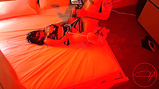 The influencer debuts with a well-endowed man, without a condom and covered in oil until he ejaculates inside her.