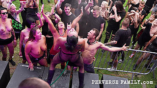 Perverse Family 58.2 (season 5): Fucking During the Concert