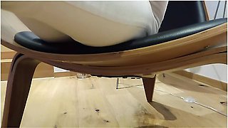 Sie Pisst Sich In Die Jeans Hose Und Reitet Trocken Seinen Schwanz