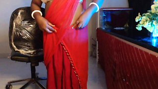 Sexy desi girl shows her hot and big boobs wearing a bra.