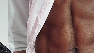 Mulher Brasileira Casada Seduz Seu Guarda Costa Seu Marido Fica Olhando