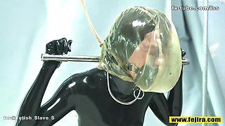 Fejira com The girl who was locked up in a latex suit was played to orgasm
