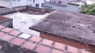 Non saisfaite de la masturbation, une femme asiatique mature baise son voisin