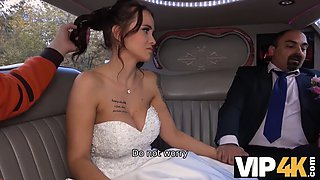 VIP4K. A random passer-by took a luxurious bride in a wedding limousine
