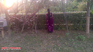 Desi Goan ki bhabhi din ko chupke aayi jungle me chudne, Desi village bhabhi fuck in jungle at evening