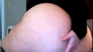Hot Babe loves to show off big booty on cam