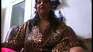 Chubby lady pees before getting fucked