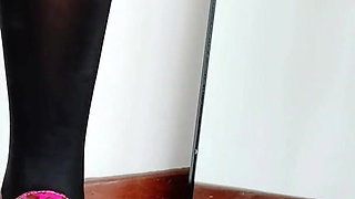 Which Heels Look Best? Black Nylon