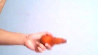Madura se masturba con zanahoria