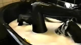 Amateur cd in latex masturbating dildoing