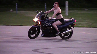 Bikini Sportbike Riding (wmv)