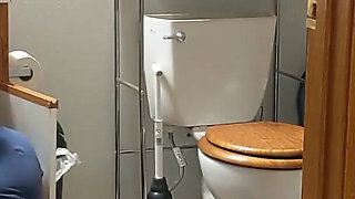 Female plumber's buttcrack