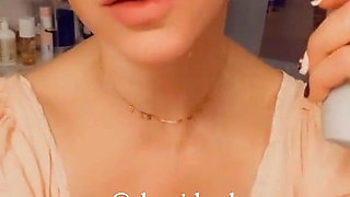 Jennifer Love Hewitt cleavage selfie, December 9 2020