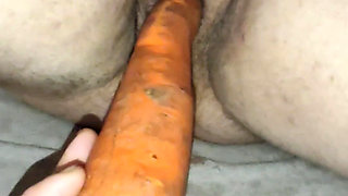 I Put My Girlfriend a Carrot in Her Wet Horny Cunt