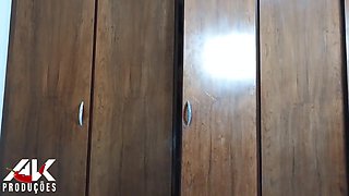 Erick Rosa - Enteado Se Esconde No Armario Para Espiar Sua Madrasta Gostosa