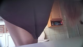 girlfriend Lilly piss and shower