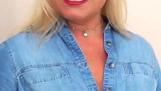 Horny Mature MILF Francesca Kitten Rubs Her Mature Pussy in Bed