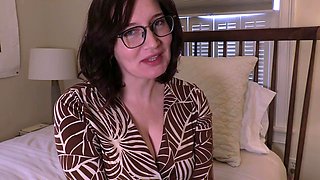 Bettie Bondage – Mom Has a Fansite