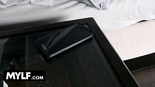 Cougar bitch Sheena Ryder gets sloppy load up in her sweet labia