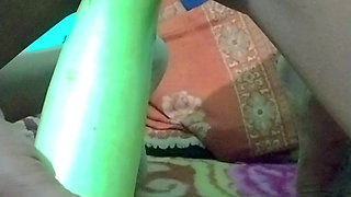 Desi bhabhi ne apni chut me dala bhot badi Loki or khub maze liya or apne boobs bhi khub dbaye