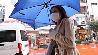 クールな色っぽい人妻がクンニを凝視して色っぽいフェラ