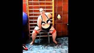 Deutsche BBW mit dicken Arsch reitet Dildo in Nylons