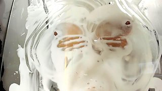 Big boobs, nipple play, mientras se ducha