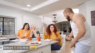 Breakfast turns to a steamy 4 way for kinky girls Kianna Dior, Robbin Banx & Slimthick Vic - brazzers