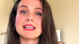 Amateur brunette babe fingering in solo masturbation
