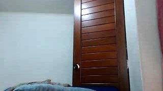 Amateur Latina Milf Masturbates on Cam