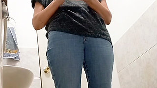 MATURE GIRL WITH CUTE BUTTOCKS SHOWS OFF HER HAIRY PUSSY