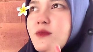 Petite Amateur Teen Explores Sensual Outdoor Squirt With Passion