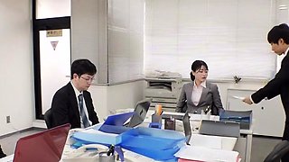 Uncensored-The image of a female boss looking superior,