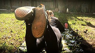 Amateur foot fetish temptress posing barefoot outdoors