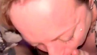 je prend une faciale dans la fourgonette