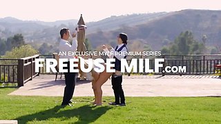 Big cool woman juggles her juicy bootie on teenage schlong