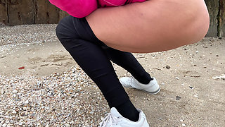 Gilf on seaside public peesing and sheak peek in the locker room